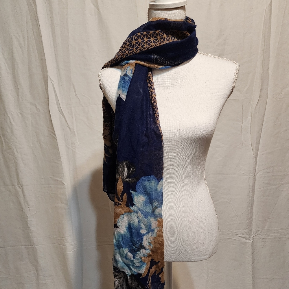 Paris Inspired Versatile Scarf โจ๏ธ - Picture 2 of 7